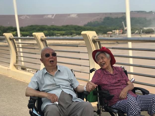 Two people on a roller coaster
Description automatically generated with low confidence